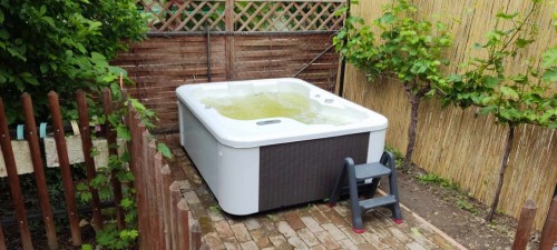 Jacuzzi%20a%20kertben,%20a%20terasz%20előtti%20területen