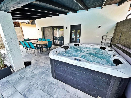 Jacuzzi%20és%20fedett%20terasz